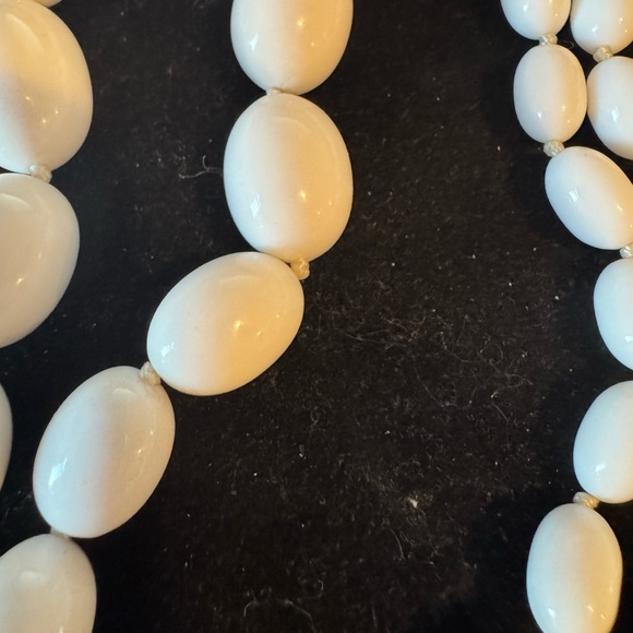 Trifari Vintage White Beaded Graduated Necklace - Picture 3 of 5